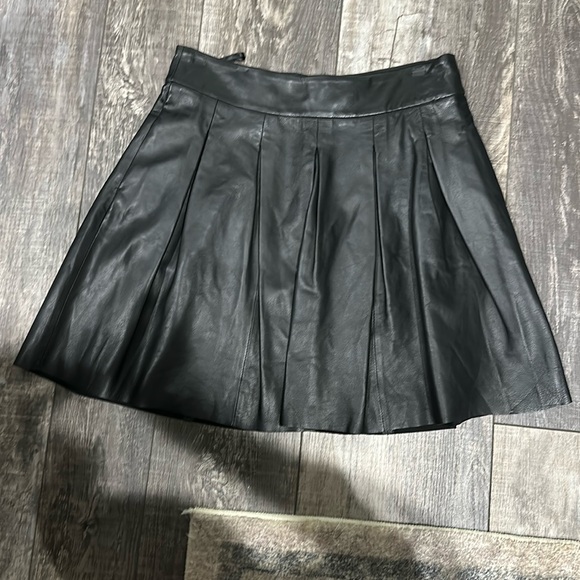 Banana Republic black leather mini skirt - Picture 5 of 5